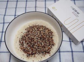 2.	将胚芽米和藜麦倒入大碗中，淘洗一下