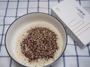 2.	将胚芽米和藜麦倒入大碗中，淘洗一下