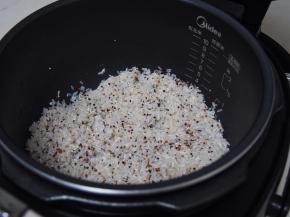 3.	将胚芽米和藜麦倒入电饭锅内胆中，加入清水煮熟