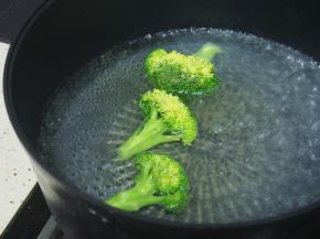 4.	将西蓝花洗净后摘成小朵，在沸水中焯烫熟后切成碎