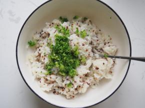 5.	将米饭中加入西蓝花