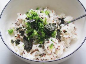 6.	将海苔撕碎放入，拌匀