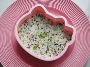 8.	铺上一层米饭压实