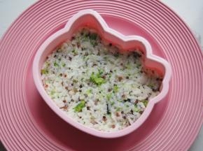 8.	铺上一层米饭压实