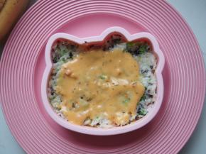 9.	挤上一层沙拉酱，抹平