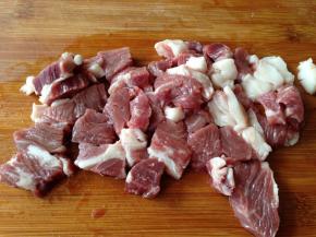 解冻的牛排切成小块，眼肉牛排是从近肋骨末端的一少部分切下来，肉质十分柔软、多汁，并且均匀地布满雪花纹脂肪。