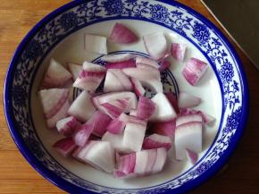 洋葱切成小块，洋葱搭配牛肉可以使牛肉肉质软嫩，香味浓郁