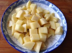 土豆去皮先切成厚片再切成粗条，最后切成小一点的块，土豆底部先切去一片，这样土豆会放的平稳，不管切丝、切片、切块都会很安全