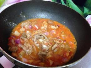 倒入蒜片、洋葱、番茄碎一起翻炒均匀