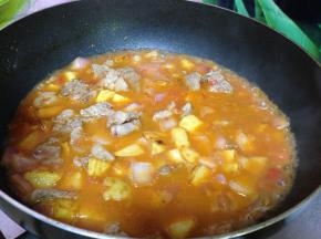 加入土豆丁、料酒、糖和开水煮开，转中火煮至成熟，牛排比较嫩很快就可以成熟