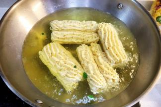 开水中加入面，用筷子拆散，以便受热均匀