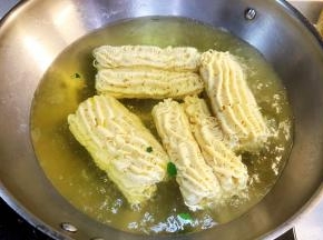 开水中加入面，用筷子拆散，以便受热均匀