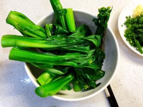 青菜焯熟捞出备用