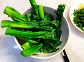 青菜焯熟捞出备用