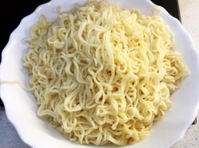 捞起面条