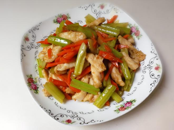 下饭芹菜鸡胸（太阳谷菜谱）