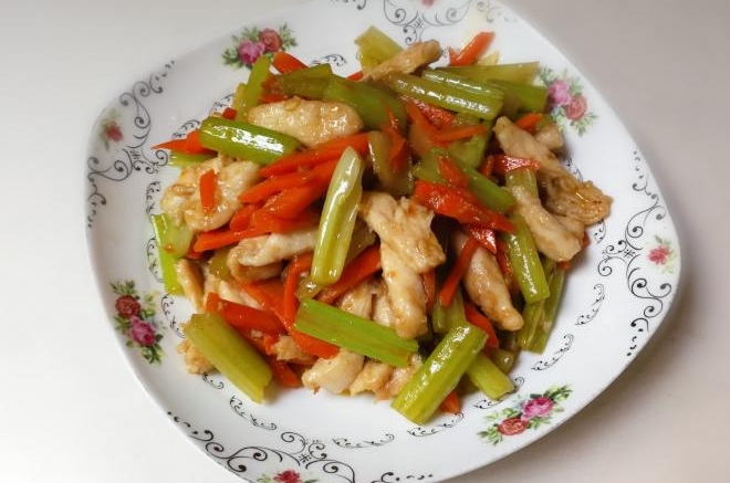 下饭芹菜鸡胸（太阳谷菜谱）
