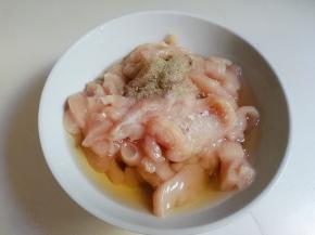 切成粗条，放入半小勺盐，半小勺糖，少许黑胡椒粉，两勺料酒抓匀