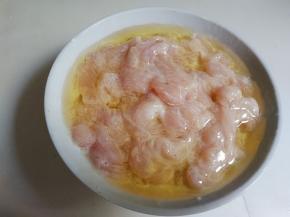 放入半个鸡蛋清抓匀，再放入一勺玉米淀粉抓匀，淋入一勺油静置