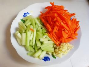 胡萝卜削皮切成丝，青菜切段，姜切末