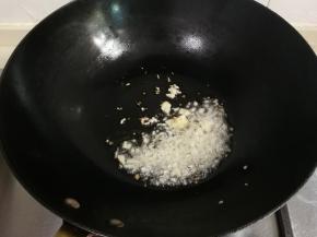 热锅凉油放入姜末煎出香味