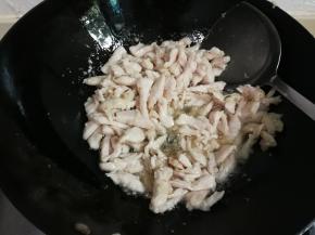 放入鸡胸肉用筷子划熟盛出来