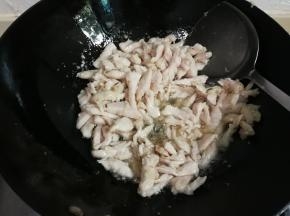 放入鸡胸肉用筷子划熟盛出来
