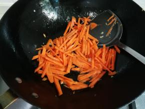 锅中余油放入胡萝卜煸炒至熟