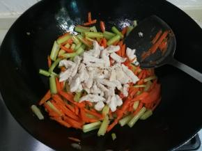 放入芹菜翻炒片刻，放入鸡胸肉