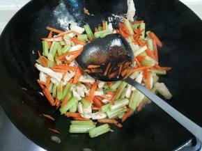 放入少许盐，糖，一勺生抽