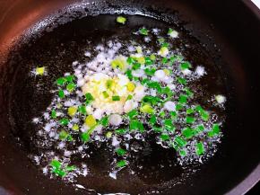 放入蒜蓉，葱头粒