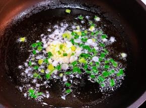 放入蒜蓉，葱头粒