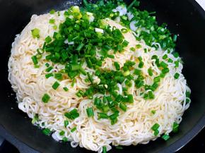 加入面条、葱花、适量的盐，快递拌匀起锅
