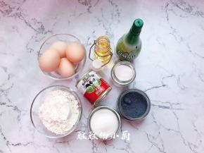 先将蛋糕卷所需要用到的材料事先准备好 ，蛋黄和蛋白分开，盛放在两个搅拌盆中，蛋白用保鲜膜封好，先送进冰箱冷藏备用