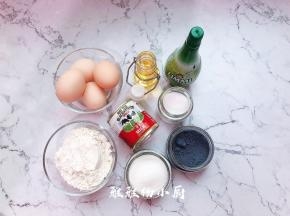 先将蛋糕卷所需要用到的材料事先准备好 ，蛋黄和蛋白分开，盛放在两个搅拌盆中，蛋白用保鲜膜封好，先送进冰箱冷藏备用