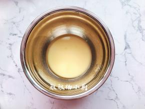 依次加入玉米油用手动打蛋器，搅拌至乳化和淡炼奶