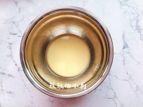 依次加入玉米油用手动打蛋器，搅拌至乳化和淡炼奶