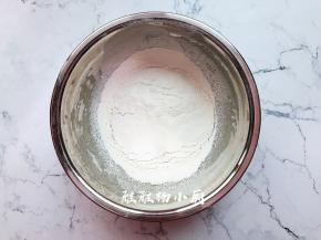 把低筋面粉过筛进料理盆中，把低筋面粉分次加入打蛋盆中，搅拌至看不见干粉