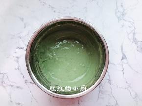 接着把蝶豆水倒入蛋黄糊中再次混合均匀即可，混合好的蛋黄糊放一旁备用，这时可先预热烤箱上下火170度10分钟