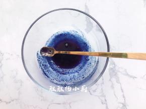 把蝶豆花粉倒入小碗中，加入少许开水把蝶豆花粉化开