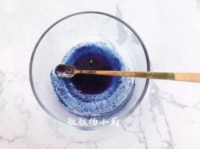 把蝶豆花粉倒入小碗中，加入少许开水把蝶豆花粉化开