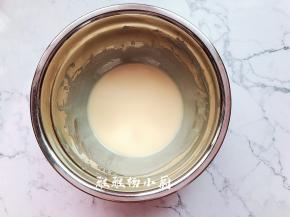 用手动打蛋器，搅拌至完全乳化