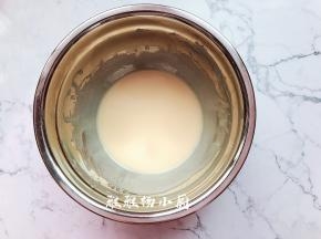用手动打蛋器，搅拌至完全乳化