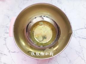 从冰箱中取出蛋白，加几滴白醋或柠檬汁