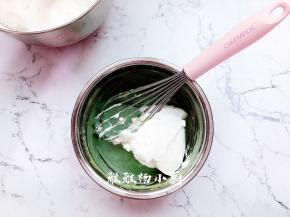 将1/2的蛋白霜倒入蛋黄糊中，用手动打蛋器从盆底由下向上快速翻拌