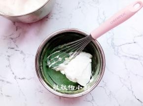将1/2的蛋白霜倒入蛋黄糊中，用手动打蛋器从盆底由下向上快速翻拌