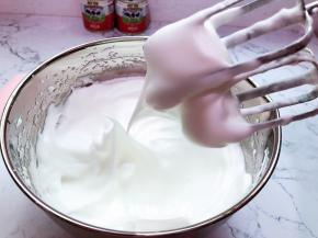 打至鱼泡眼加入第一次的细砂糖 ，继续打发至能看到有浅浅的纹路，这时加等二次的糖，中速打发至蛋白变得泡沫细腻，打至蛋白霜拉起的大弯钩下弯就说明发好了，（如图）