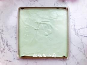 将蛋糕糊从20厘米高处倒入28*28的金色烤盘中，在桌面上轻轻震，震出气泡 （烤盘中铺好油纸，方便烤好的蛋糕移出烤盘）