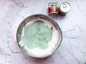 再把先混合好的蛋糊倒进蛋白糊中，翻拌至看不见蛋白霜