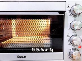 送进烤箱，上火135下火165度20分钟